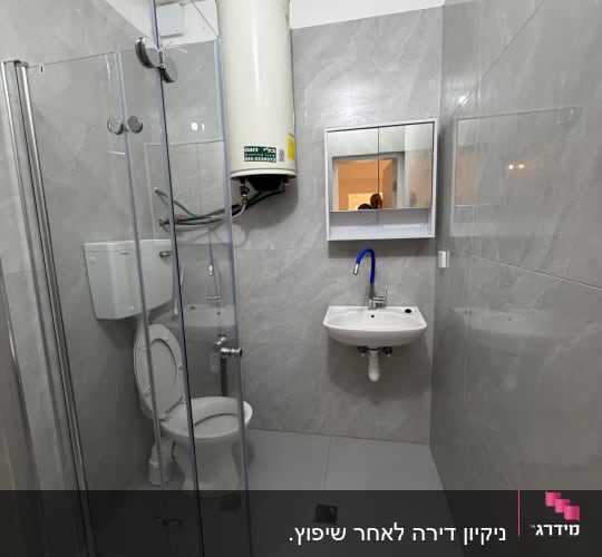 חדר אמבטיה עם מקלחת, כיור ושירותים